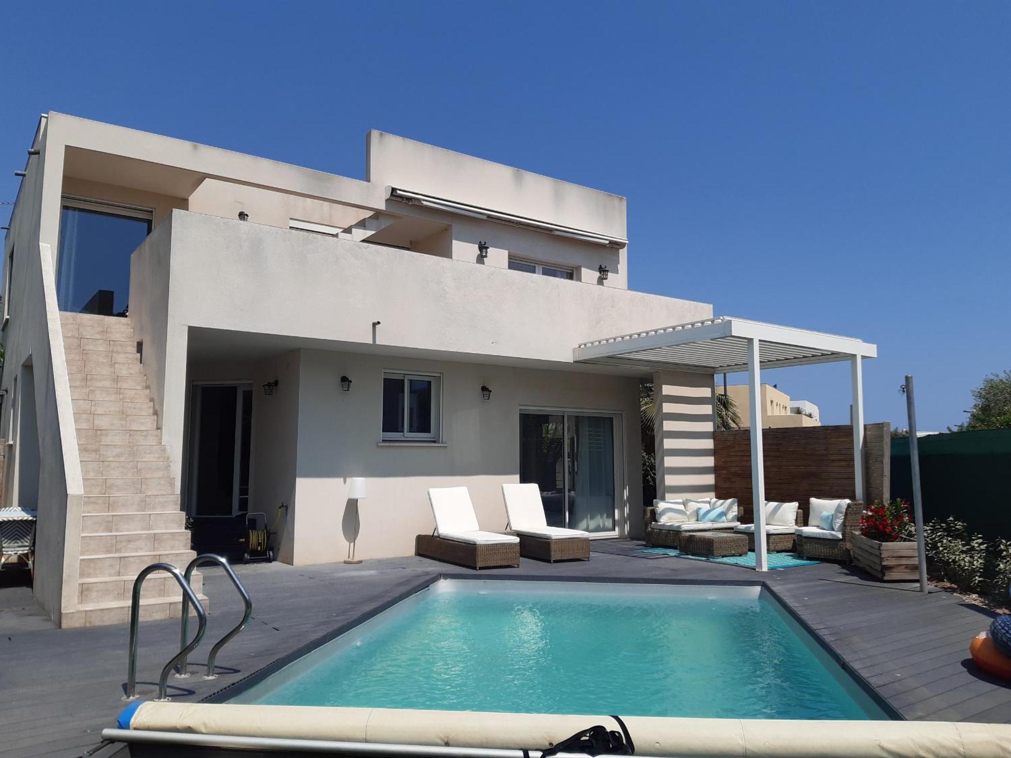 Villa Familiale Avec Piscine En Bord De *